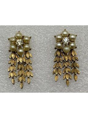 Vintage Sarah Coventry Royal Highness Clip Earrings Faux Pearls Gold Tone 1960s
